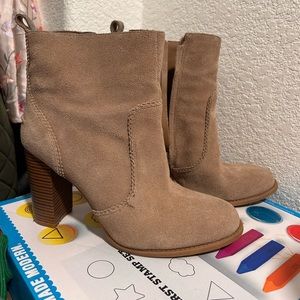 Nine West Quicksand Tan Suede Block Heel Ankle Bootie H828